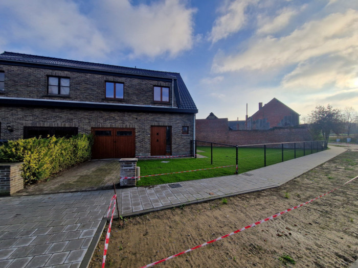 Net gerenoveerde woning met drie slaapkamers en bureauruimte Net gerenoveerde woning met drie slaapkamers en bureauruimte