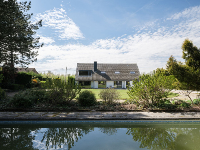 Idyllisch gelegen villa met grote tuin en zwembad