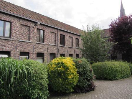 charmante, kleine rijwoning in groen woonerf nabij gent